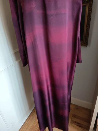 Vestido largo Tanuca burdeos y blusa Zara
