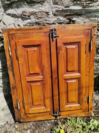 Ventana madera maciza con contraventanas