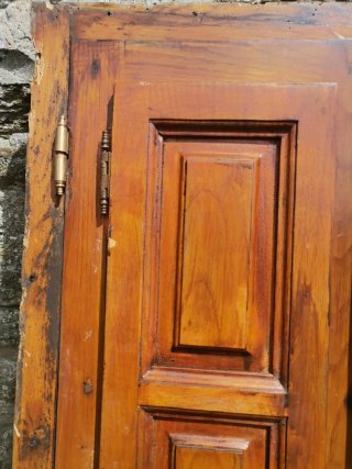 Ventana madera maciza con contraventanas