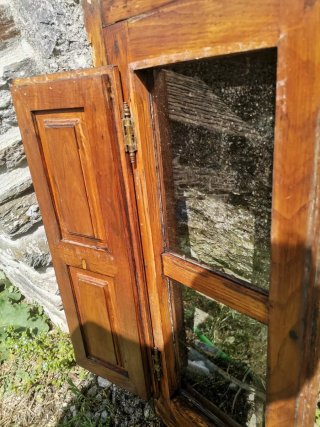 Ventana madera maciza con contraventanas