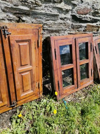 Ventana madera maciza con contraventanas