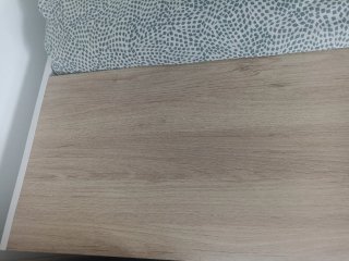 Cama con escritorio madera y blanco