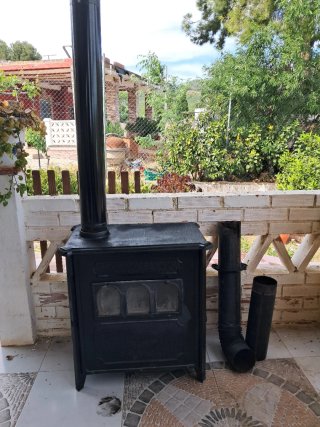 Estufa de leña negra