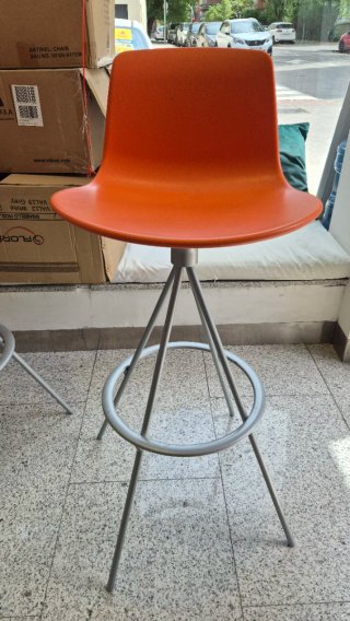 Sillas Altas de Plástico (Naranja y Rojo)