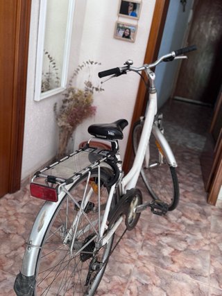 Bicicleta urbana blanca