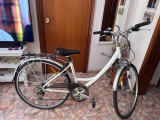 Bicicleta urbana blanca