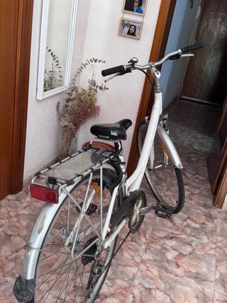 Bicicleta urbana blanca