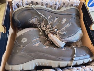 Botas de seguridad Toe Guard negras y grises.