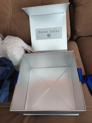 Caja de regalo plateada con lazo azul