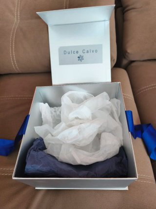 Caja de regalo plateada con lazo azul
