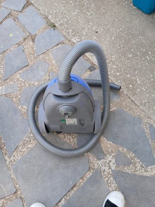 Aspiradora azul y gris con manguera
