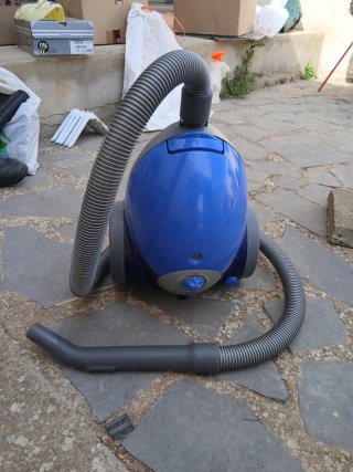 Aspiradora azul y gris con manguera