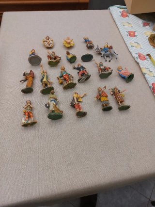 19 statuine presepe 6-10 cm vendo anche separate.