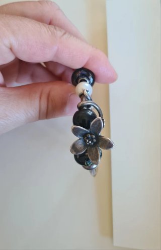 Braccialetto rigido argento con charms