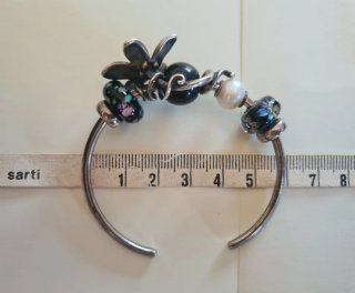 Braccialetto rigido argento con charms