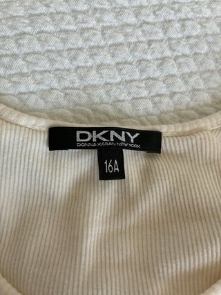 Blusa DKNY talla 16 A con lentejuelas y estampado
