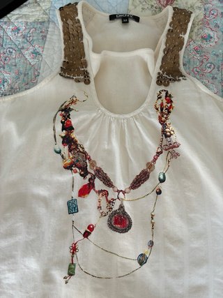 Blusa DKNY talla 16 A con lentejuelas y estampado