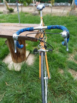 Bicicleta de carretera naranja Dawes