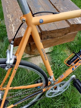 Bicicleta de carretera naranja Dawes