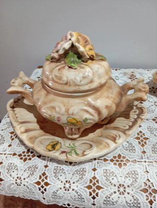 Sopera antigua decorada con flores