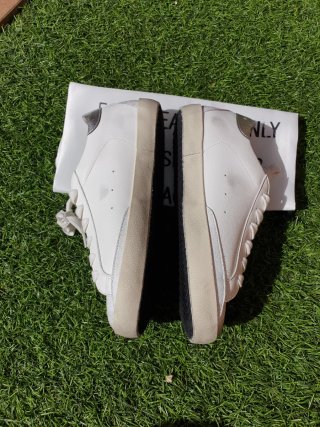 Golden Goose Sneakers Blancas y Doradas