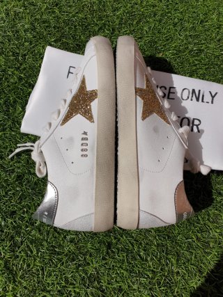 Golden Goose Sneakers Blancas y Doradas