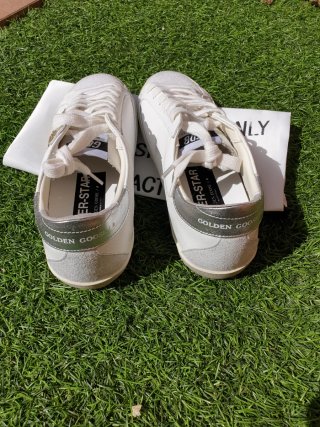 Golden Goose Sneakers Blancas y Doradas