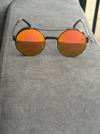 Gafas de sol redondas naranjas y negras