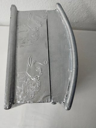 Revistero de metal plateado con elefante mide 25x2