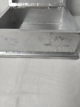 Revistero de metal plateado con elefante mide 25x2