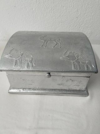 Revistero de metal plateado con elefante mide 25x2