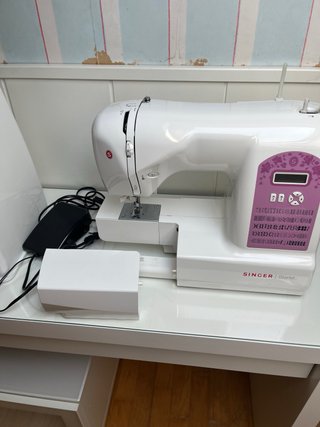 Máquina de coser Singer Starlet 6699 con tapa