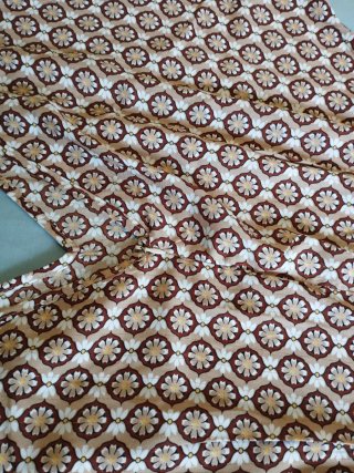 Mono estampado beige y marrón con hilo dorado