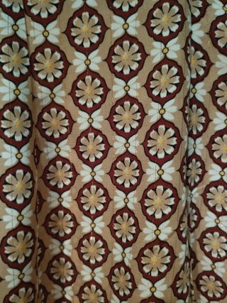 Mono estampado beige y marrón con hilo dorado