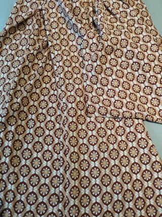 Mono estampado beige y marrón con hilo dorado