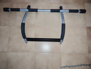 Máquina de gimnasio con barra dominadas