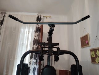 Máquina de gimnasio con barra dominadas