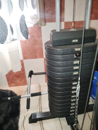 Máquina de gimnasio con barra dominadas