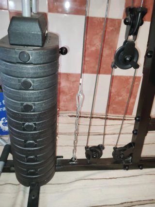 Máquina de gimnasio con barra dominadas