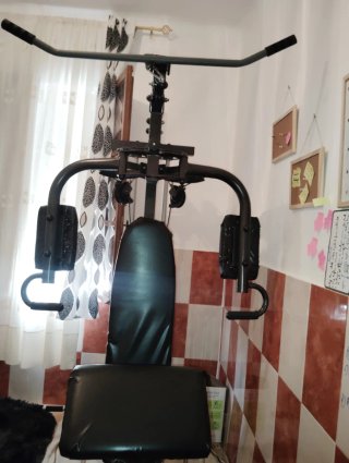 Máquina de gimnasio con barra dominadas