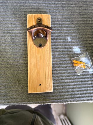 Apribottiglie da muro artigianale in legno e accia