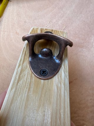 Apribottiglie da muro artigianale in legno e accia