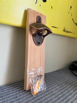 Apribottiglie da muro artigianale in legno e accia