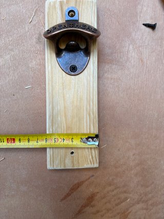 Apribottiglie da muro artigianale in legno e accia