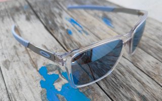 Gafas Oakley transparentes con lentes azules