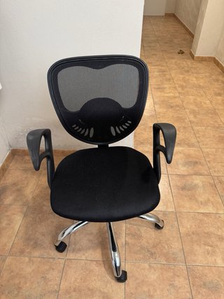 Silla de oficina negra reclinable
