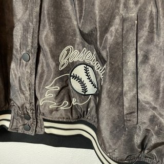 Chaqueta gris y negro estilo baseball.