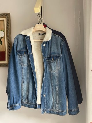 Cazadora vaquera Stradivarius con borreguito Talla