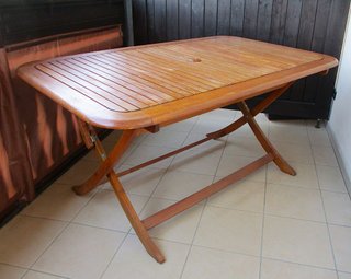 Tavolo e 4 sedie in acacia da giardino
