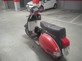 Vespa Scooter Roja y Verde